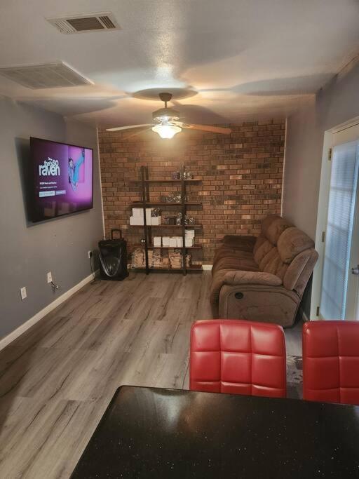 Orleans House With Pool & Parking, Peaceful Block Holiday home